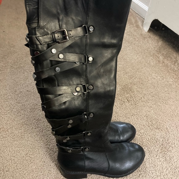 Knee high black boots with buckle design - Picture 2 of 4